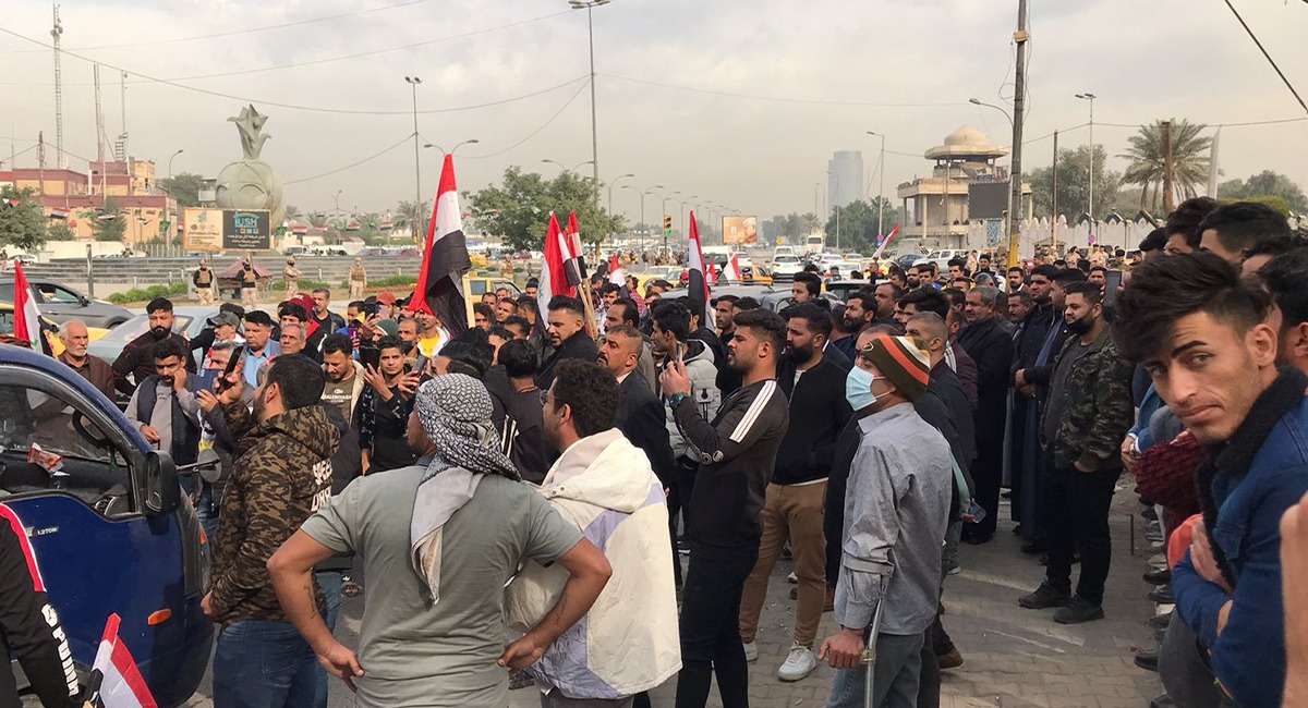A demonstration in central Baghdad to demand a reduction in the price of the dollar and the restoration of the alternative system for the military
