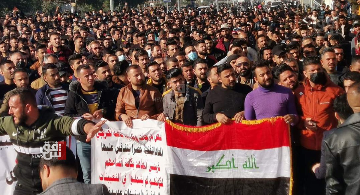 احتجاجات غاضبة في 5 محافظات عراقية وإغلاق مبانٍ حكومية (صور) 
