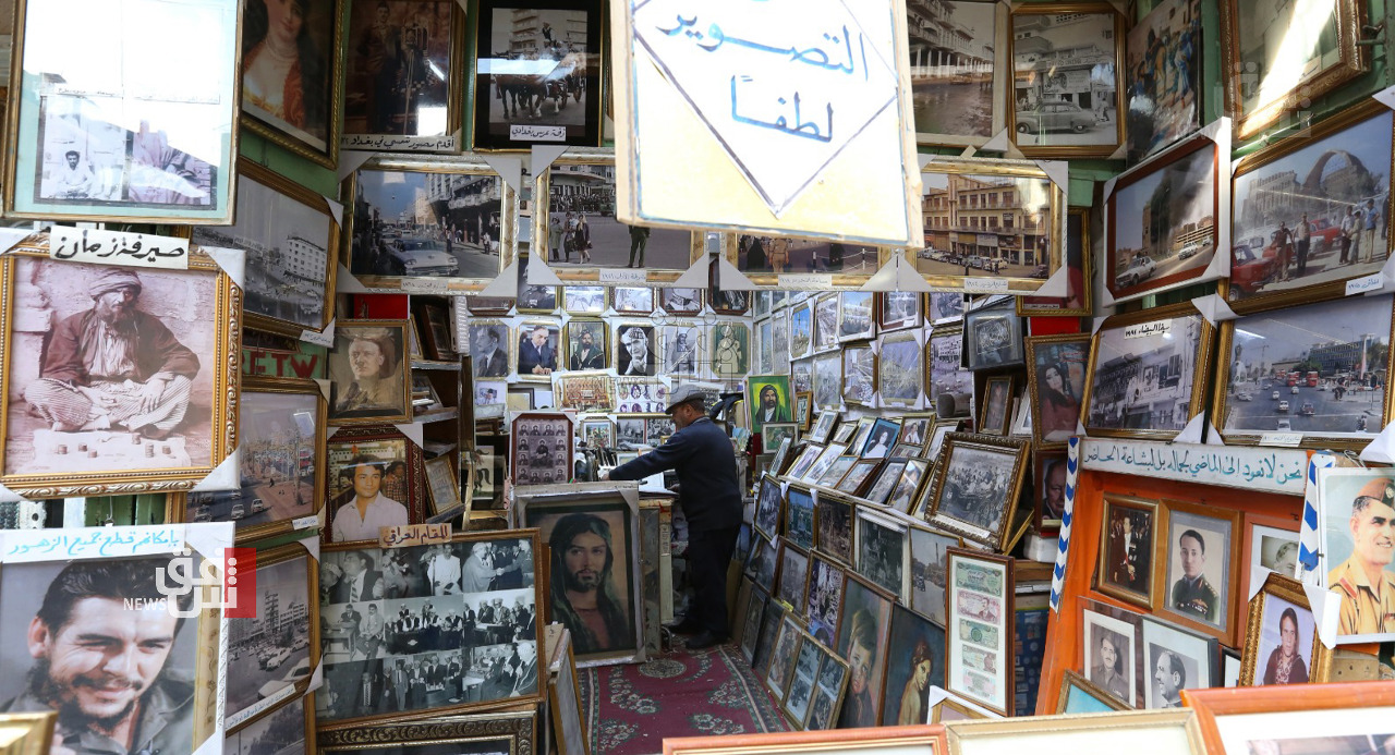معلقة على جدران محل في قلب بغداد.. صور توثق تاريخ العراق منذ ١٨٠٠