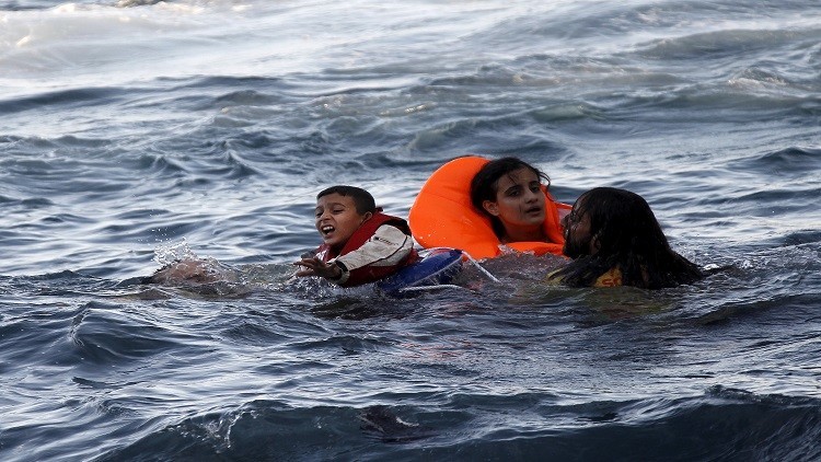 بثالث حادث خلال أيام .. مصرع مهاجرين وإنقاذ 80 آخرين بغرق مركب قبالة السواحل اليونانية 