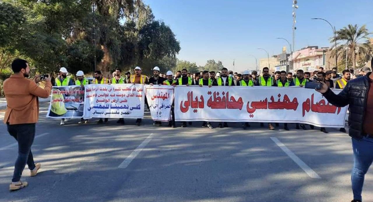 Engineering graduates block a main street in Diyala 