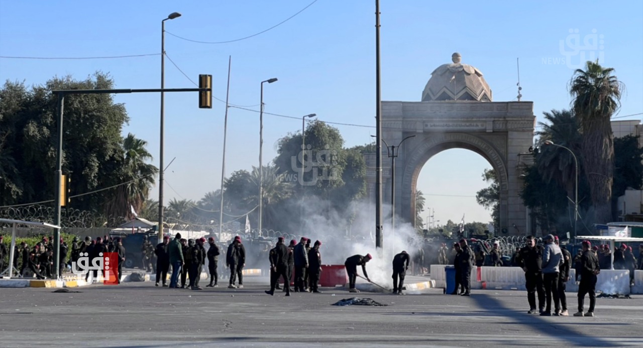 Supporters of the Shiite Coordination Framework remove their sit-in tents in front of the Green Zone