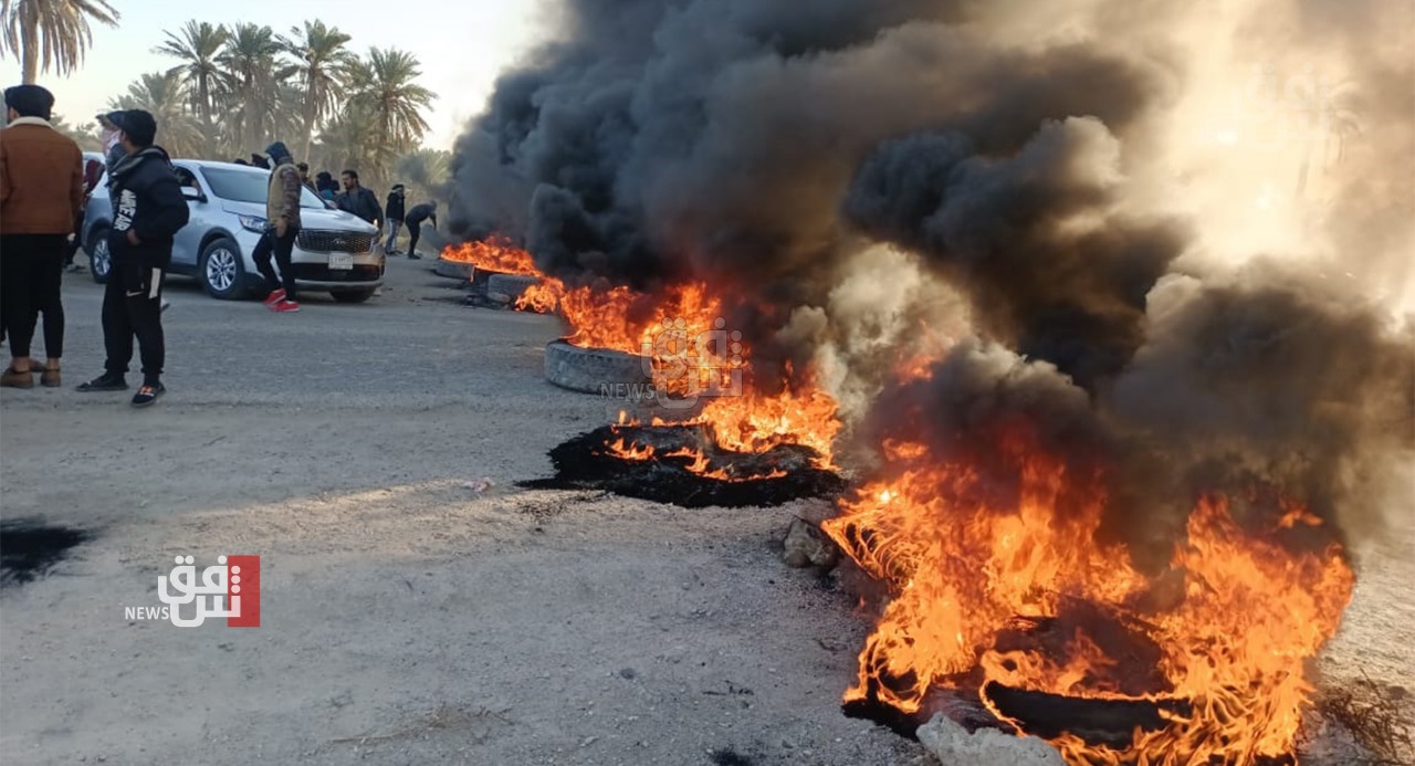 Unpaid lecturers' protests continue for the second day in a row.. Locals block a main road in Dhi Qar 