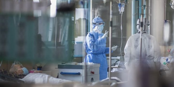 الصحة العالمية تحذر من "تسونامي إصابات" بسبب متحوري "دلتا" و"أوميكرون"