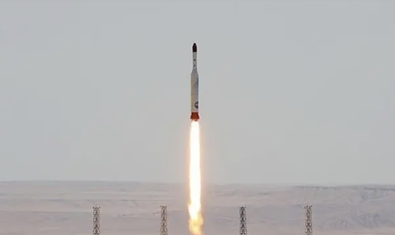 بعد 4 محاولات فاشلة.. إيران تطلق صاروخا حاملاً لأقمار صناعية