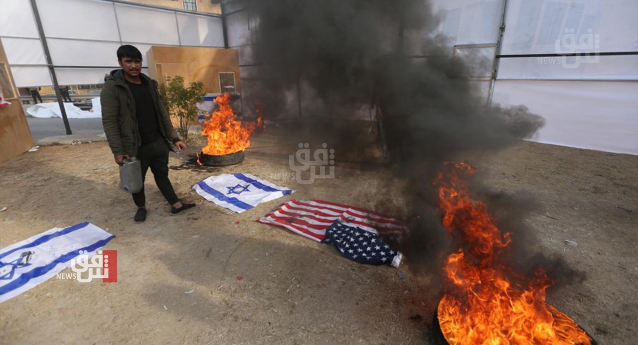 أنصار الفصائل يحرقون العلمين الأمريكي والإسرائيلي قرب الخضراء (صور)