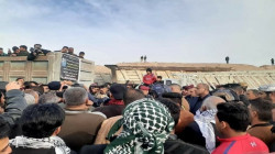 كربلاء.. مواطنون يقطعون طريقاً استراتيجياً لكثرة الحوادث المرورية 