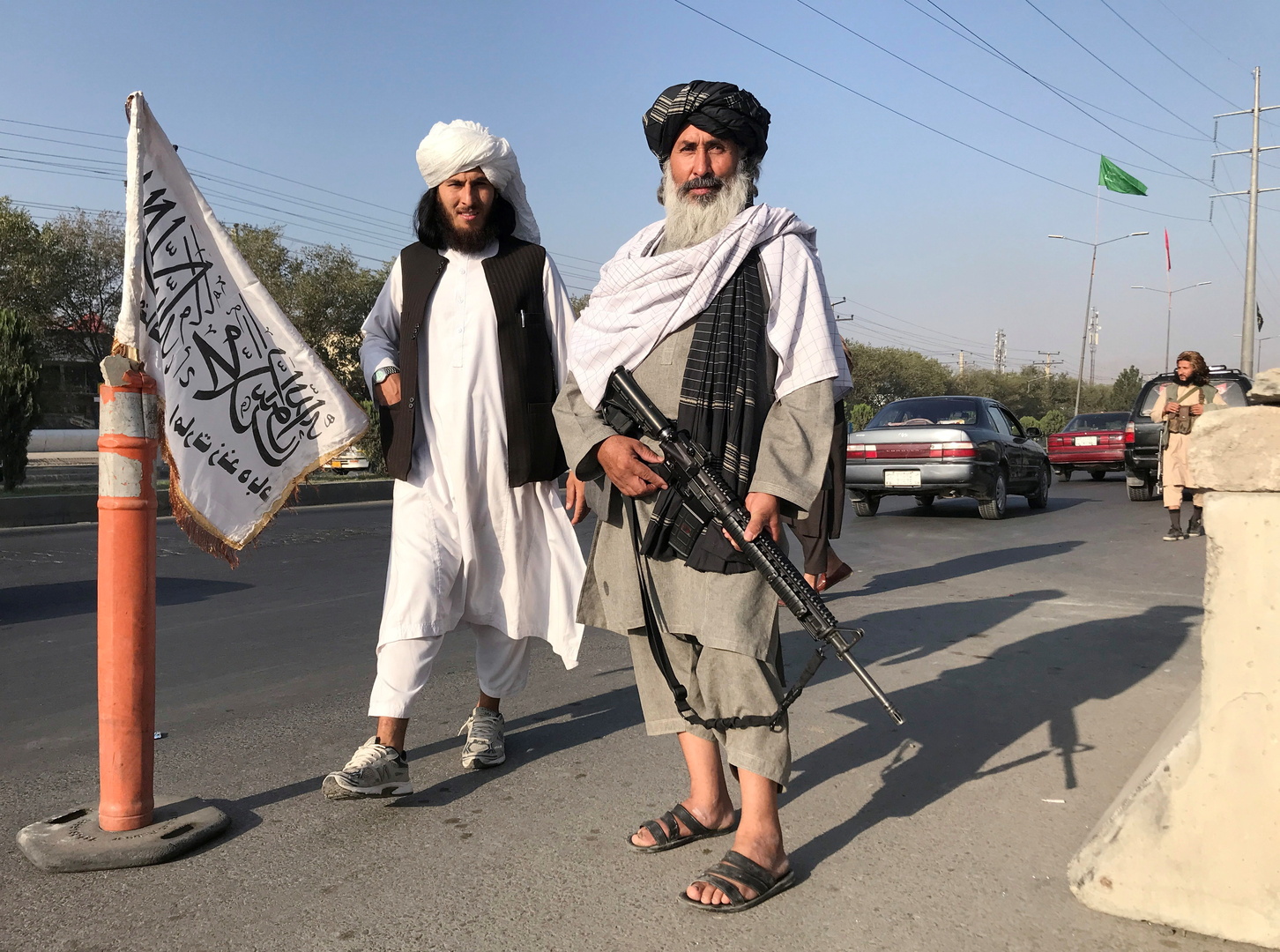 بالسيوف.. عناصر طالبان يمنعون الشيعة من أداء مراسم عاشوراء (فيديو)