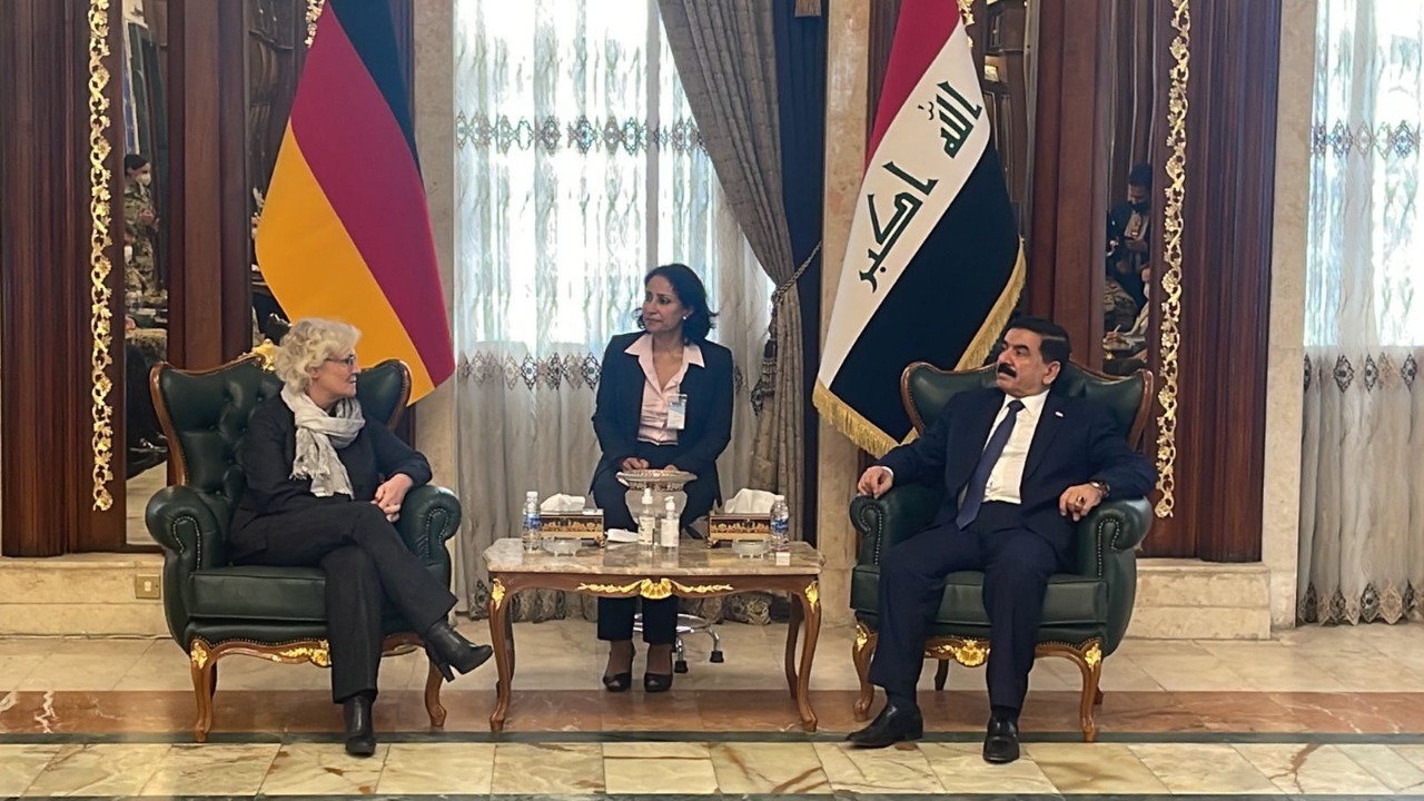 وزير الدفاع العراقي يستقبل نظيرته الألمانية في بغداد