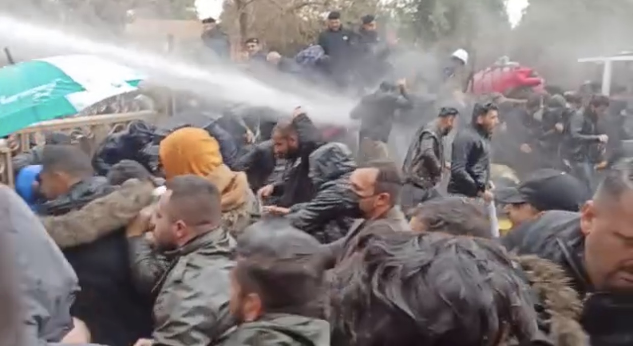 بالفيديو.. صدامات وإصابة محتجين بتجدد التظاهرات أمام شركة نفط الشمال 