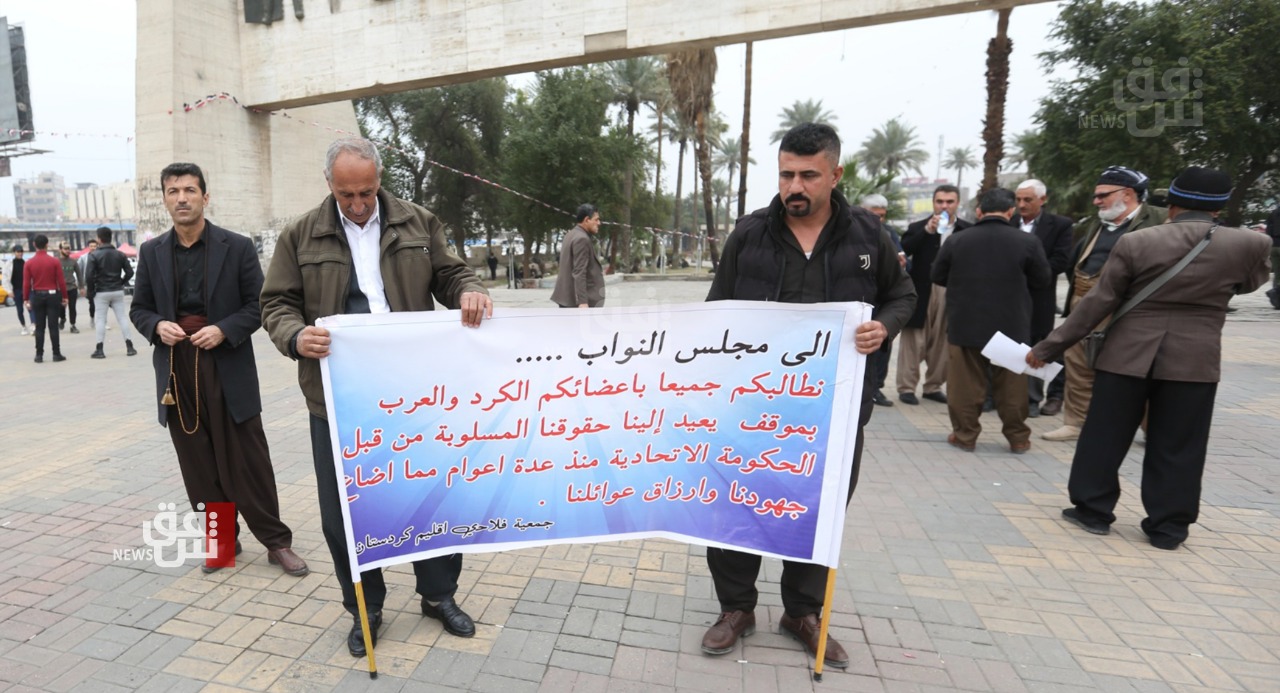 بالصور.. فلاحون كورد يتظاهرون وسط بغداد للمطالبة بصرف مستحقاتهم لثلاثة أعوام