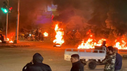 متظاهرون غاضبون من اعتقال "ضرغام" يقطعون طريقاً وسط الناصرية