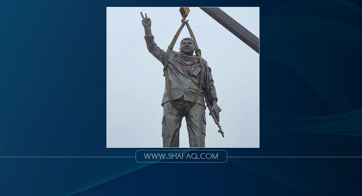 في سنجار .. الجيش يزيل تمثال قيادي عمالي قضى بغارة تركية