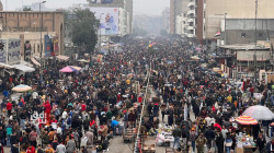 آلاف العراقيين في سوق الغزل (صور)