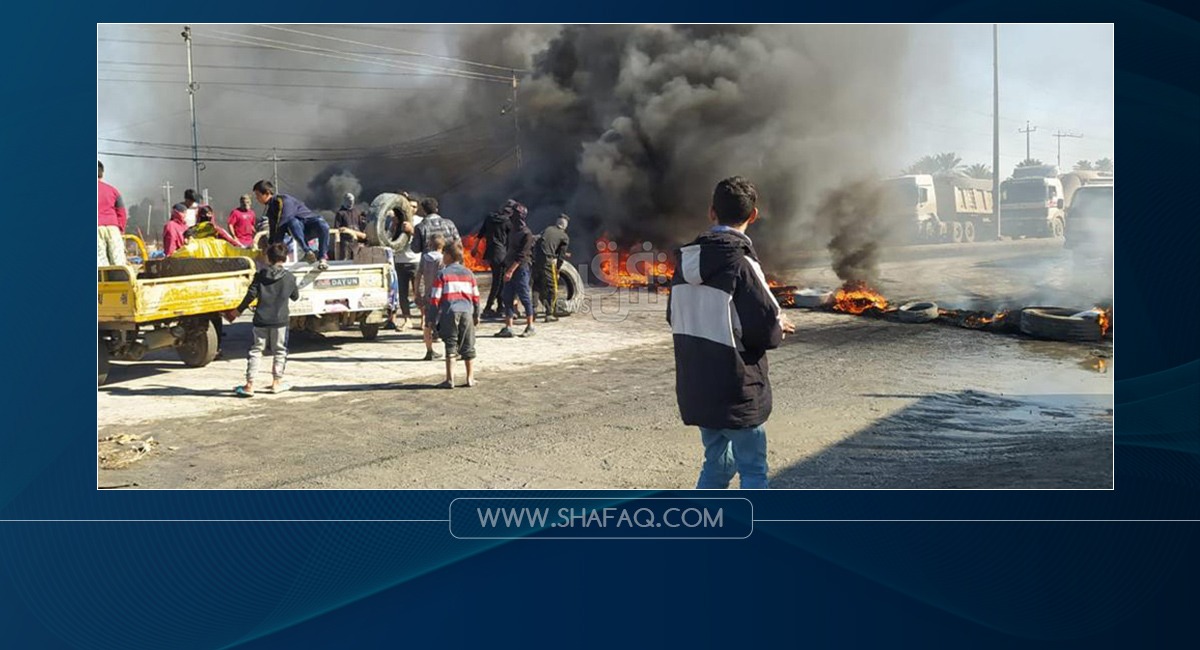 Demonstrators block a main road in Dhi Qar