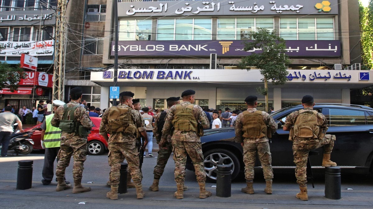 شابة لبنانية تقتحم أحد مصارف بيروت بالسلاح لاسترداد أموالها