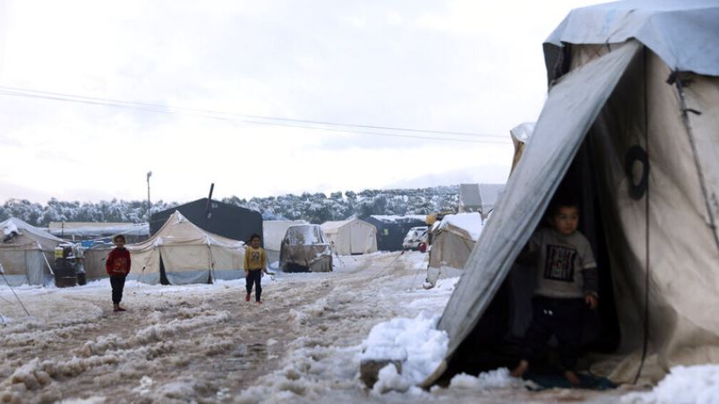  البرد القارس يفتك بالنازحين السوريين.. وفاة اطفال ونقل عوائلهم للمشافي 