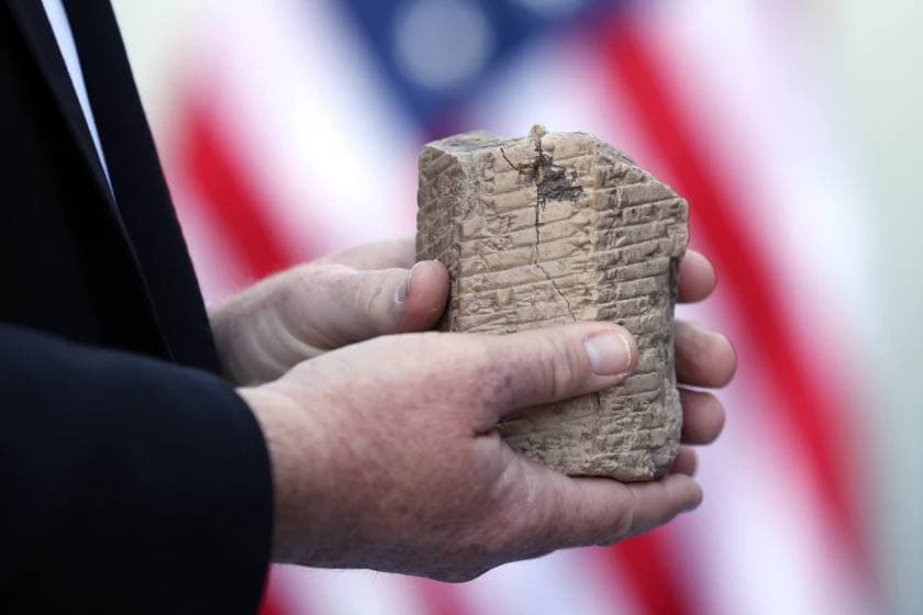  العراق يستعيد "قطعتين اثريتين" من أمريكا يصل عمر أحدها إلى 4000 عام 