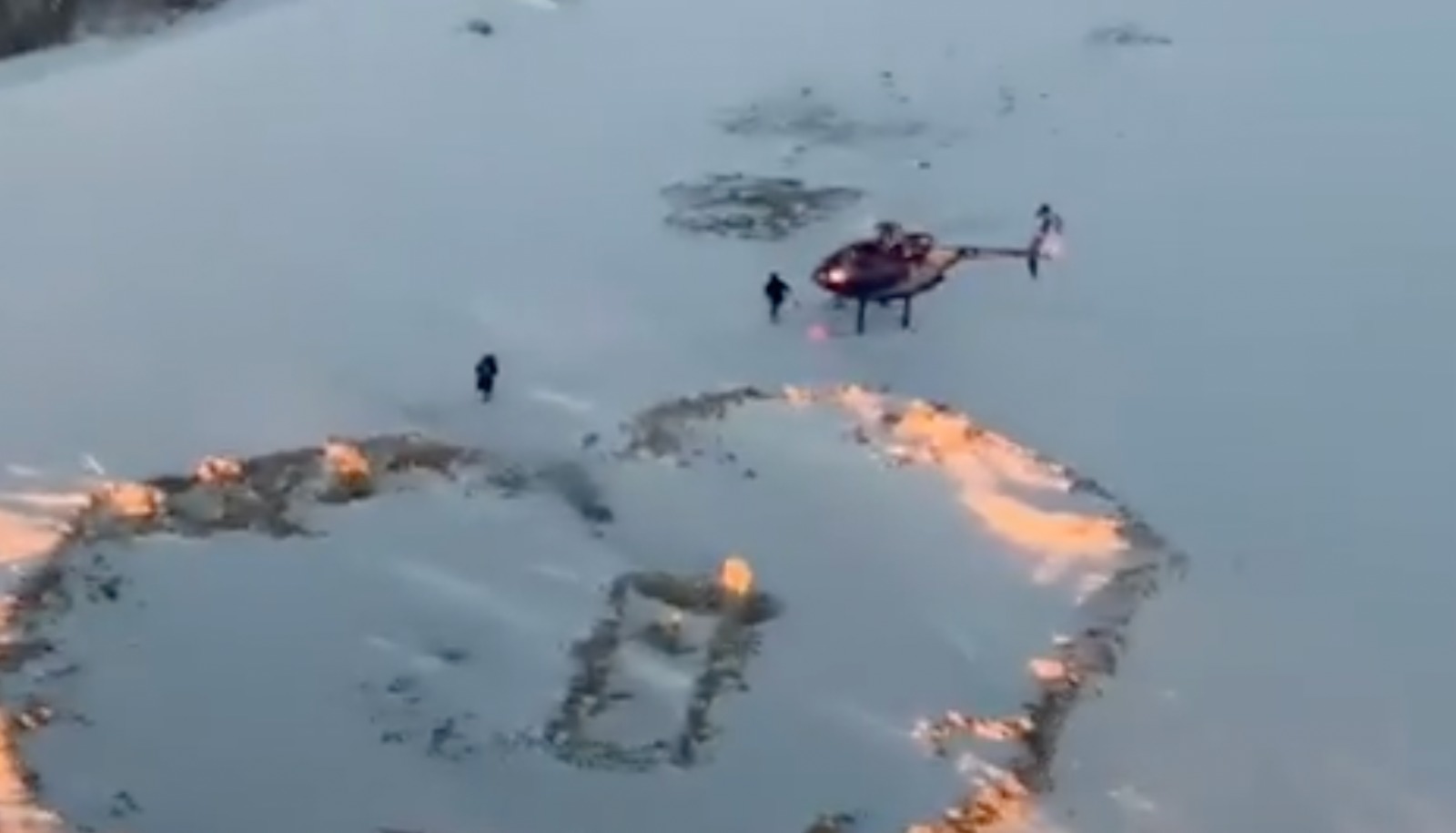 فيديو.. إنقاذ جوي لمواطنين عالقين وسط الثلوج في حلبجة