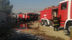 إخماد حريق مخزنين وإنقاذ ثالث في بغداد (صور)