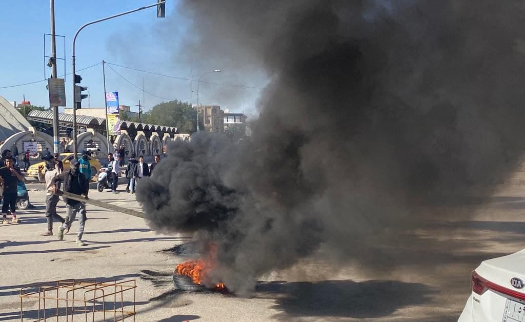 Demonstrators block a vital bridge in Dhi Qar, Iraqi Army disperses them using live bullets