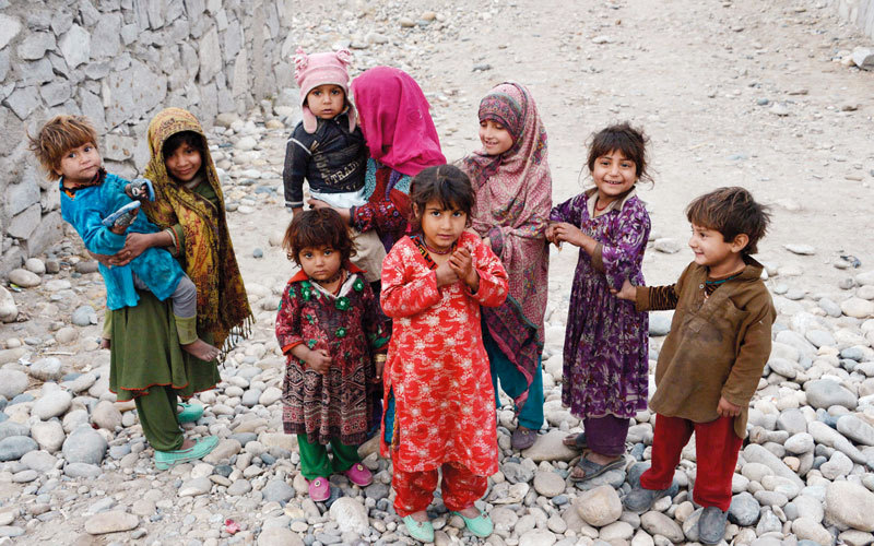 أفغاني يعرض أطفاله الأربعة للبيع