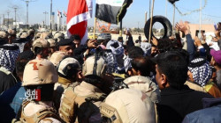 إصابات وحرق إطارات بتدافع بين محتجين والأمن أمام ديوان محافظة ذي قار