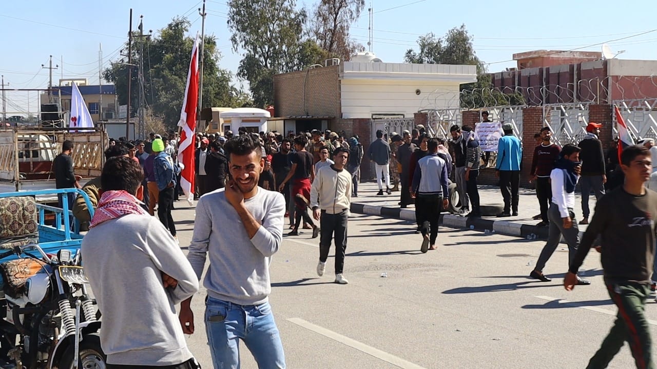 Six security members injured in clashes with protestors in Dhi Qar 