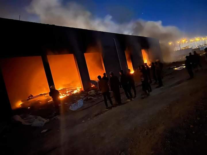 صور.. حريق قرب فندق الانبار الدولي 