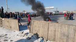 كسبة غاضبون يحتجون ويغلقون طريقا رئيسيا في اربيل ويعتقلون مسلحين (صور)