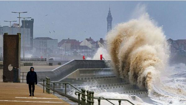 بريطانيا تتعرض لإحدى أسوأ العواصف منذ عقود