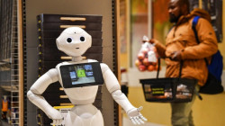 في أوروبا .. تطوير روبوت آلي يساعد كبار السن على التسوق (فيديو)