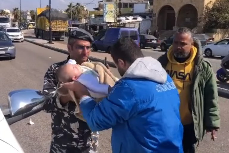 فيديو مؤثر .. رجل لبناني يسلّم أبنته الرضيعة لقوات الأمن وهو يبكي: ليس لديّ ما اطعمها