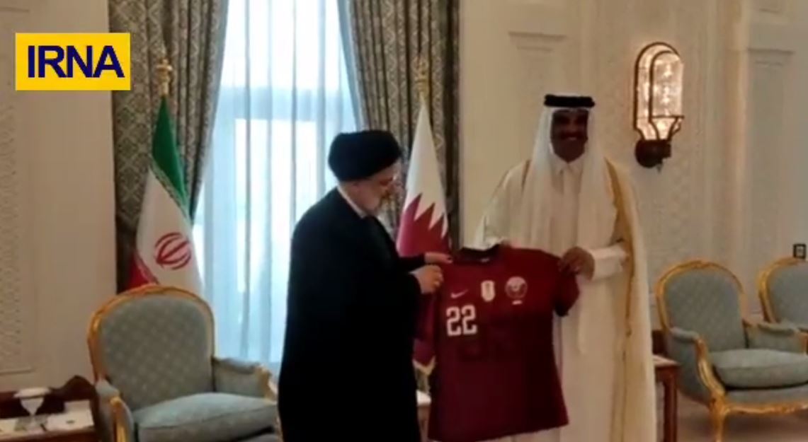 بالرقم 22 واسم رئيسي.. أمير قطر يهدي الرئيس الإيراني قميص كأس العالم 