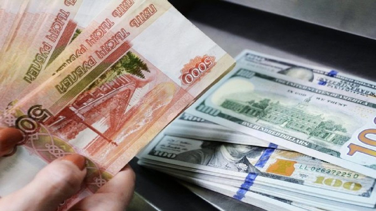 الروبل الروسي يهوي لأدنى مستوى في 15 شهراً مقابل الدولار