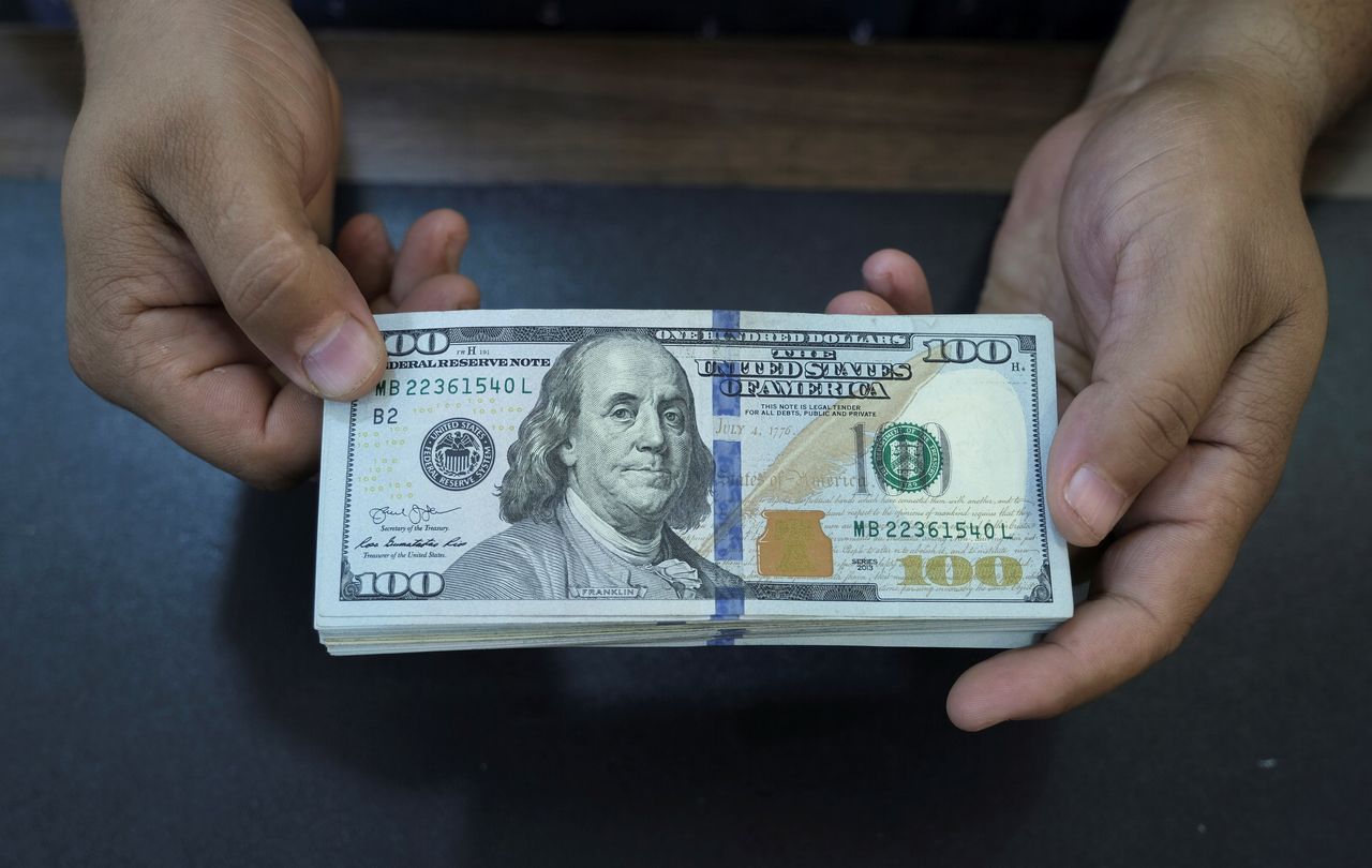 Dollar gives up some of previous day's gains, Ukraine still in focus
