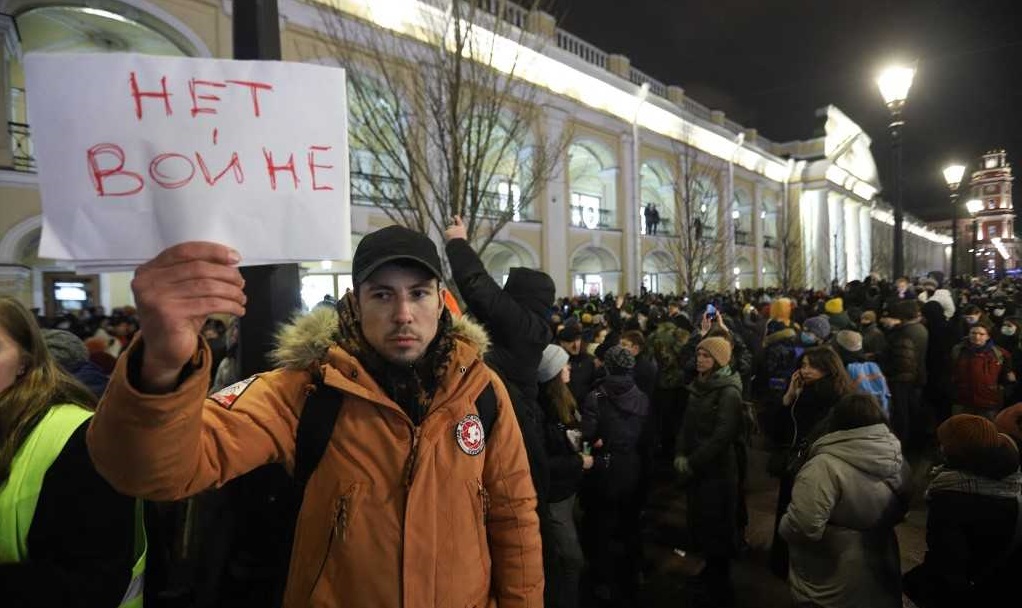 Protests in Russia decry the Russian steps against Ukraine