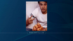 عراقي يدخل "غينيس" بـ 18 بيضة.. فيديو 