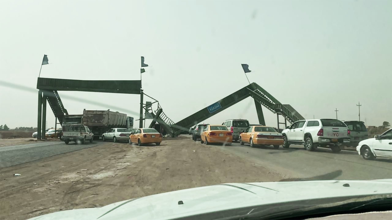 صور.. مسؤول حكومي يرتطم بجسر جنوبي العراق ويتسبب بانهياره