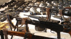 مسؤول أمني يسرق 160 بندقية من مشجب في بابل 