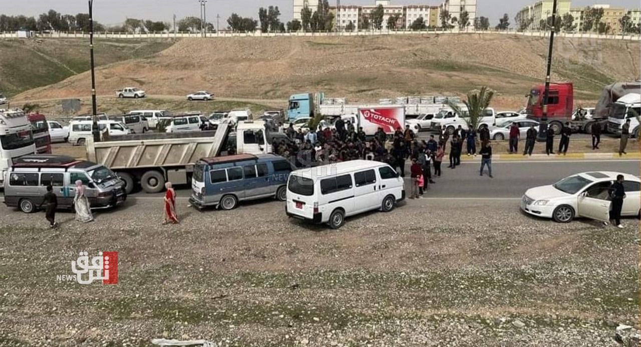 سائقو مركبات الأجرة يقطعون طريقاً في إقليم كوردستان احتجاجا على ارتفاع أسعار الوقود