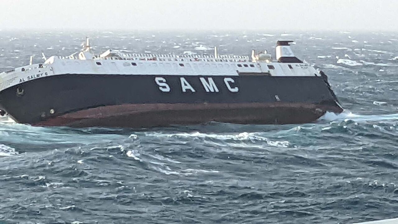  غرق سفينة امارتية قبالة السواحل الايرانية على متنها 30 شخصاً