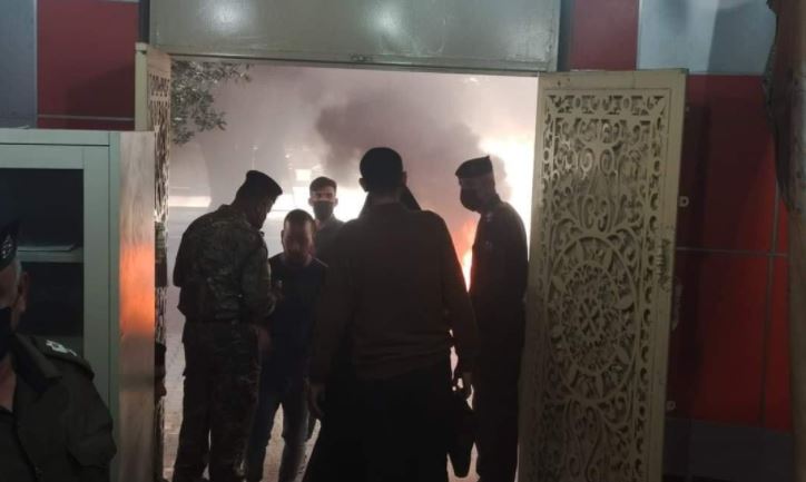 محتجون يحاصرون موظفين حكوميين بالاطارات المشتعلة جنوبي العراق.. صور 