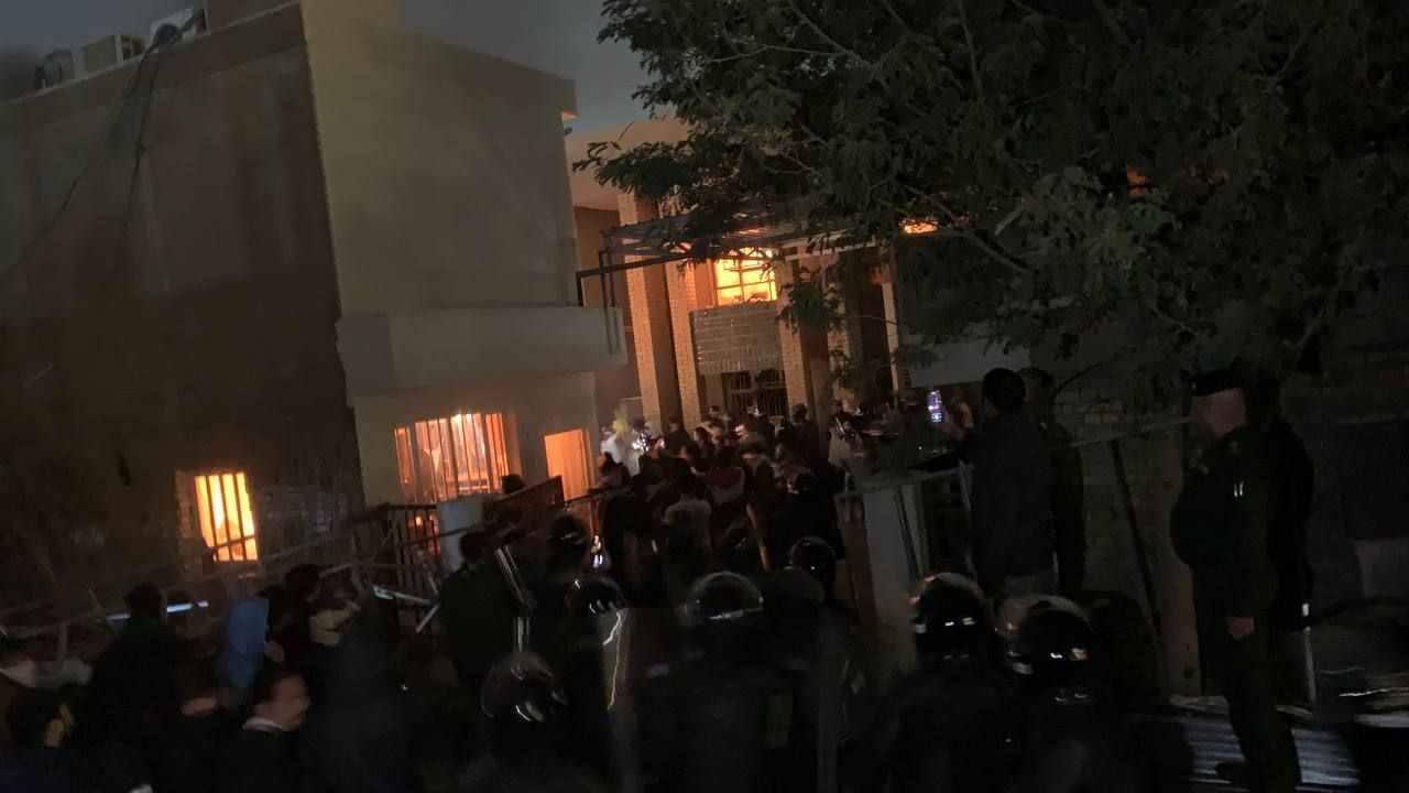 فيديو.. محتجون يقتحمون مقر الحزب الديمقراطي الكوردستاني ببغداد ويشعلون النيران فيه  