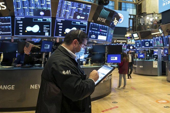 Investors shelter from twin declines in US stocks, bonds