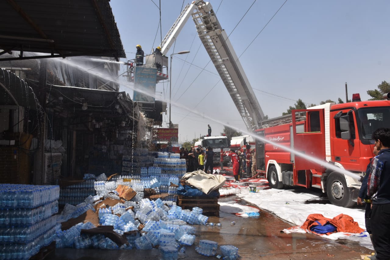 الدفاع المدني يخمد حريق ساحة اللقاء في بغداد بمشاركة 15 فرقة إطفاء (صور)