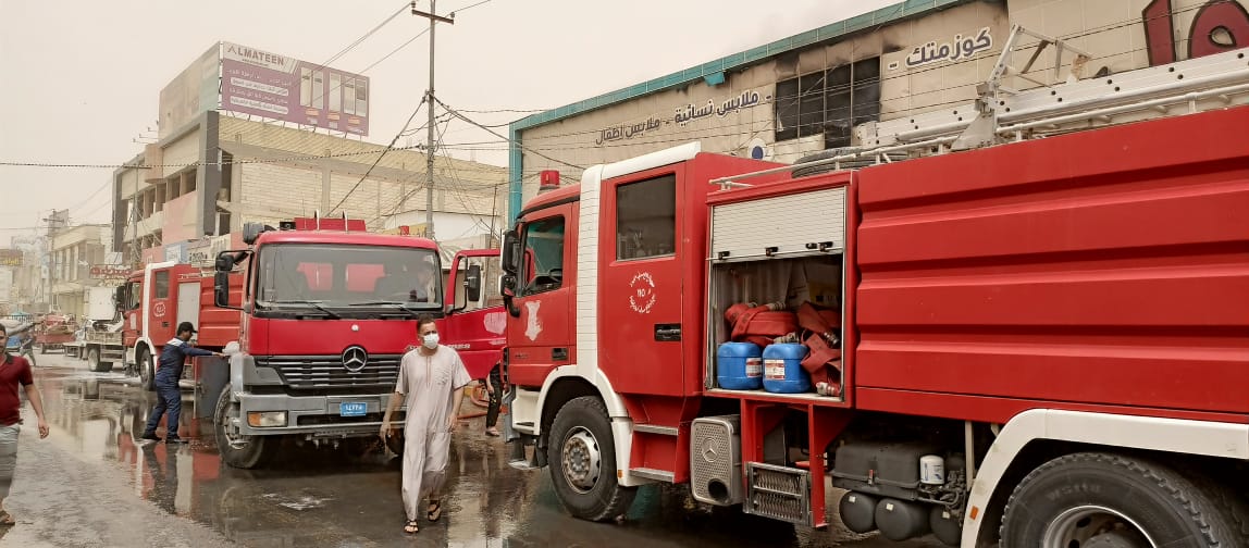 10 فرق اطفاء تكافح حريقاً اندلع في مجمع للتسوق وسط كربلاء