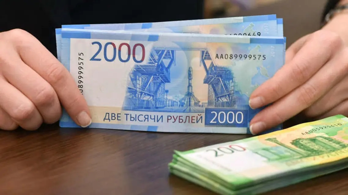 رغم العقوبات.. الروبل الروسي يستعيد عافيته أمام الدولار واليورو