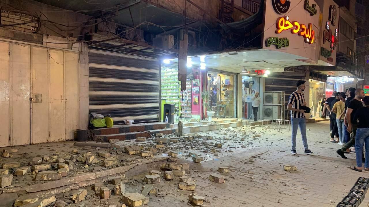 انهيار اجزاء من بناية قرب مقهى شهير وسط العاصمة بغداد .. فيديو