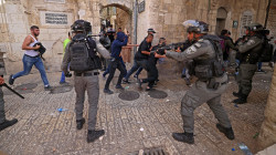 إصابات واعتقالات للفلسطينيين.. توتر وعنف يخيم على ساحات الأقصى